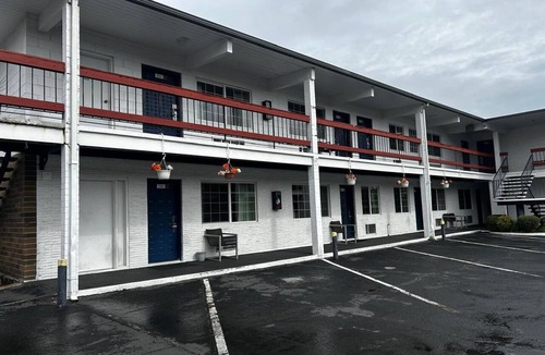 Longview Apartment | 2 Queen Beds|Non-Smoking