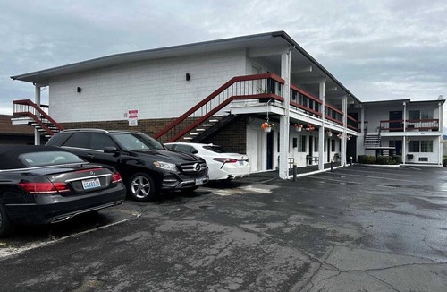 Longview Apartment | 2 Queen Beds|Non-Smoking