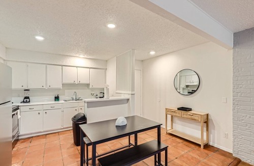 Bouldin Apartment | 2B Getaway Steps to Dtwn | Sleeps 6 | Pool, Prkg