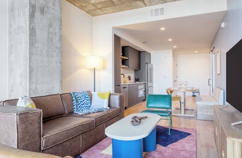 Rainey Street Historic District Condo | 2BDR Condo w/Luxe Amenities in Downtown | Natiivo