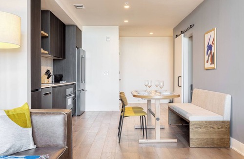 Rainey Street Historic District Condo | 2BDR Condo w/Luxe Amenities in Downtown | Natiivo