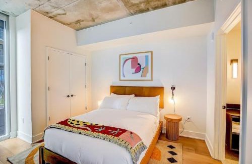 Rainey Street Historic District House | 2BR Condo near Rainey St - Heated Pool - Gym - Bar