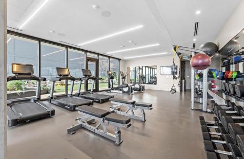 Rainey Street Historic District House | 2BR Condo near Rainey St - Heated Pool - Gym - Bar