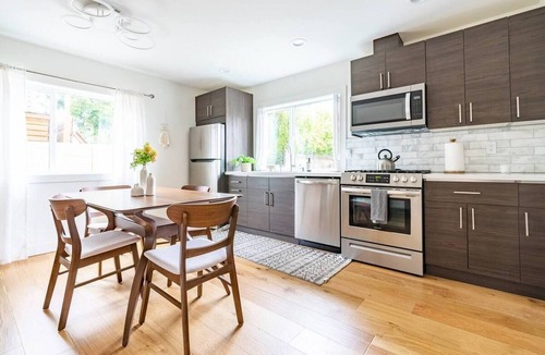 Arbor Heights Apartment | 2BR | Fireplace | West Seattle | Sophari Home E