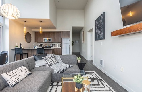 West Bellevue Apartment | 2BR | Gym, Lounge | Bellevue | Sophari Downtown G