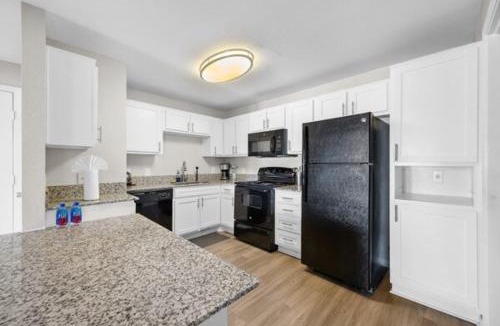 Pleasant Valley Apartment | 2BR Spacious Getaway Near Dwntown, Pool, UT Austin