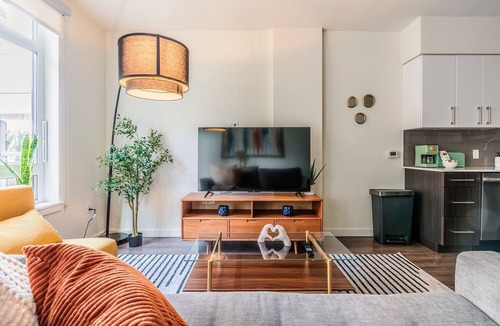 West Bellevue Bed & Breakfast | 2BR TH | Gym, Balcony | Bellevue Parkside L