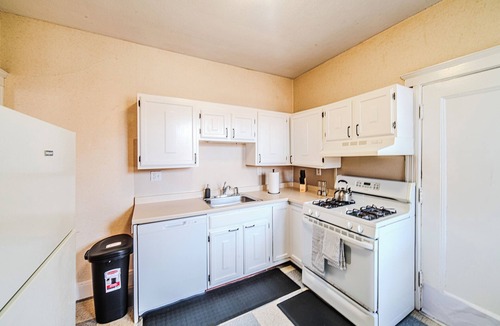North Brookline Apartment | 2min->Coolidge&GreenT/King Bed/Full Kitchen/Arcade
