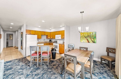Downtown Leavenworth Apartment | 2x2BR Bavarian Retreat, Hot Tub, 1 Mi to Downtown