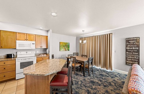 Downtown Leavenworth Apartment | 2x2BR Bavarian Retreat, Hot Tub, 1 Mi to Downtown