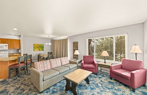 Downtown Leavenworth Apartment | 2x2BR Bavarian Retreat, Hot Tub, 1 Mi to Downtown