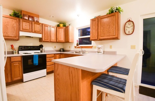 Kodiak House | 3 Bed 2.5 Bath House & Save 25 dollars PER DAY on Rental Car, July to September