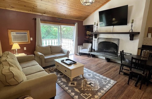 Bartlett Condo | 3 Bedroom Plus Loft, 2 Full Baths, 1 Minute to Story Land, 10 mins to Slopes!