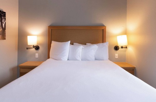 Napa Hotel | 3 Chic Studios | Kitchen | Pool | Free Parking | Napa Opera House – 1.2 miles