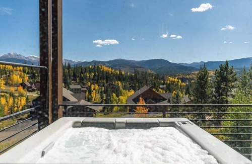 Rendezvous Ski Chalet | 3-Level Views | Hot Tub | Games