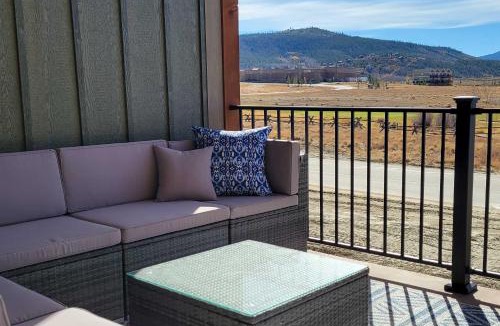 Grand Elk Ranch House | 3 Mi to Granby Ranch: Townhome w/Balcony & Views