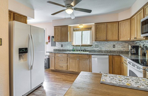 Arvada House | 3 Mi to Old Town Arvada! Family Townhome w/Patio