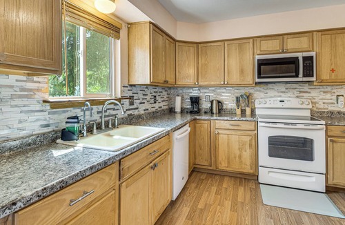 Arvada House | 3 Mi to Old Town Arvada! Family Townhome w/Patio