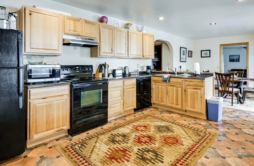 Kodiak House | 3 Mi to Saint Paul Harbor! Scenic Group Retreat