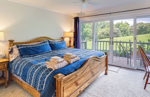 Sugar Mountain Apartment | 3 Mi to Slopes! Mtn-view Condo in Banner Elk