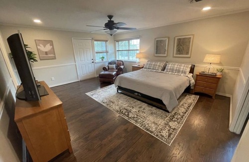 Bryan House | 3 Points Ranch - Large Group Retreat Sleeps 28