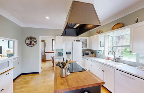 Ilwaco House | 3000 sq ft private home with bay views, pool table, firepit, outdoor bar & grill