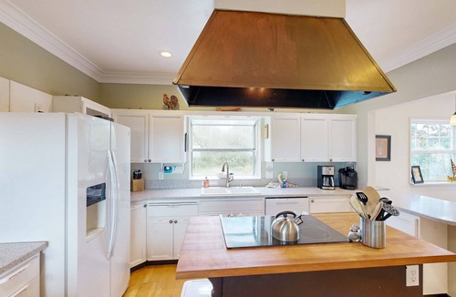 Ilwaco House | 3000 sq ft private home with bay views, pool table, firepit, outdoor bar & grill