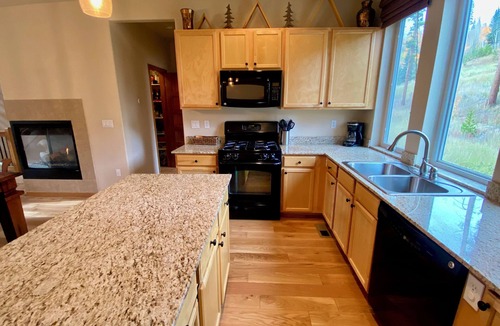 Rendezvous House | 3bd/2.5bth Townhome w/attached garage + Arcade game - Walk to free bus stop