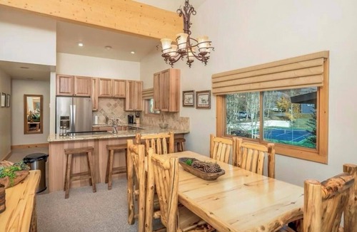 Mount Crested Butte Condo | 3bed/2bath, mountain views, hot tub, free shuttle