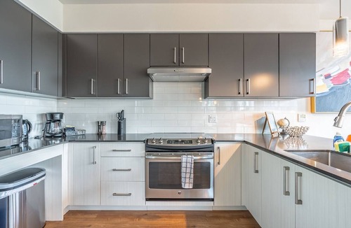 West Bellevue Bed & Breakfast | 3BR | Gym, Balcony | Bellevue | Sophari Parkside H