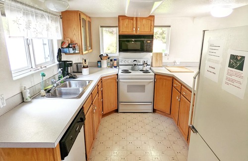 Shelton House | 3br w/beach access, large garden, beautiful views