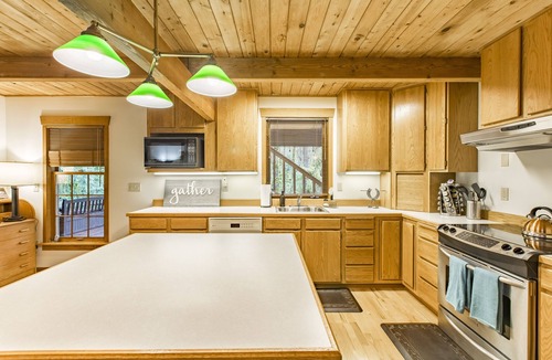 Glacier House | 4,000 sqft Mt. Baker Ski Lodge, sleeps 21, walk to town, hot tub, fiber internet