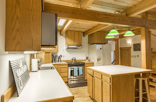 Glacier House | 4,000 sqft Mt. Baker Ski Lodge, sleeps 21, walk to town, hot tub, fiber internet