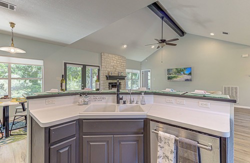 Austin House | 4 BDRM Hill Country Home with Pool Near Wineries!