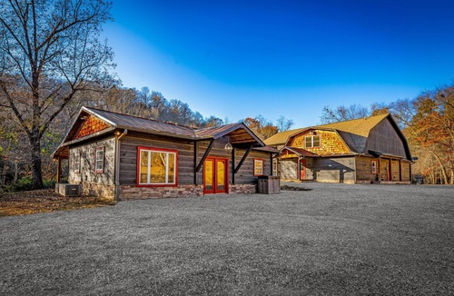 Mineral Bluff Cabin | 4 Bedroom Luxury Cabin on Toccoa River w/Separate Entertainment Room & Suite