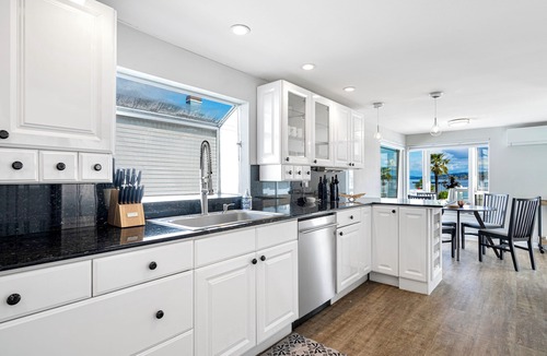 Bryn Mawr-Skyway House | 4 Beds Stunning Lakefront House with Dock Access