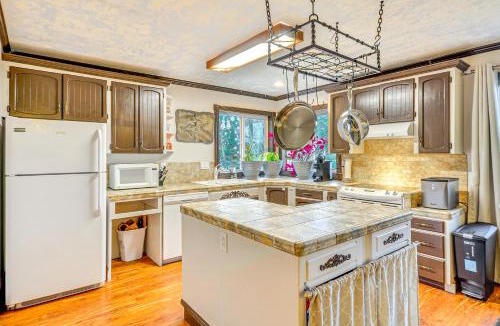 Sandy Apartment | 4 Mi to Sandy, Oregon: Studio w/Mtn View