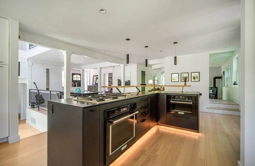Parkside House | 4 private suites+bonus 5th bd! Hot Tub+Family+Pets