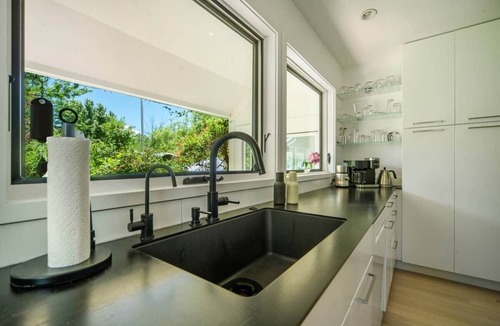 Parkside House | 4 private suites+bonus 5th bd! Hot Tub+Family+Pets