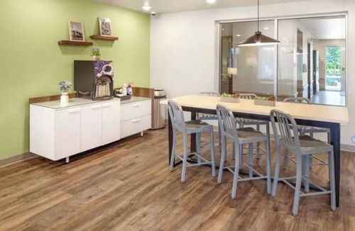 Austin Hotel | 4 Self-Contained Units, Group-Friendly – Queen Bed in Each, Great Location