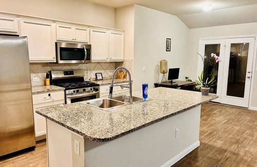 Pioneer Crossing House | 4BR retreat: 15m from Downtown and the Domain