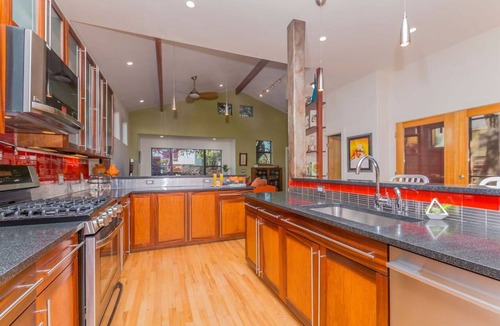 Bouldin House | 4BR South Congress Area | Local Art, Screened Porch | Walk to SoCo