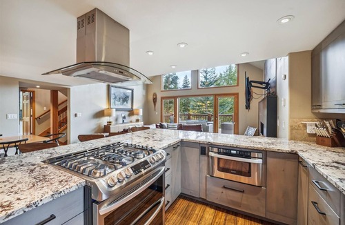 Wellington House | 5 BR w/Hot Tub. Mtn Views. 1 Acre. Walk to Dtwn + Ski Shuttle.