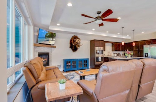 North Star Condo | 5 minute walk to downtown. Upscale alaskan decor.