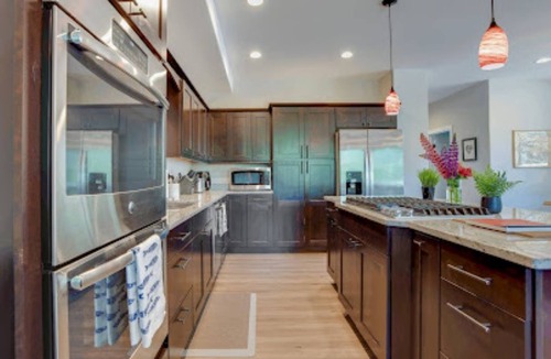 North Star Condo | 5 minute walk to downtown. Upscale alaskan decor.