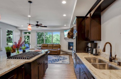 North Star Condo | 5 minute walk to downtown. Upscale alaskan decor.