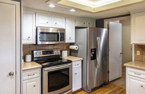 West Oak Hill House | 5br home SW Austin. Huge yard. Relaxing garden. Games. Water slide. 3 patios.
