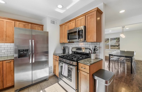 Dawson House | 5BR Near Downtown Cowboy Pool Sleeps 16 Huge private backyard!