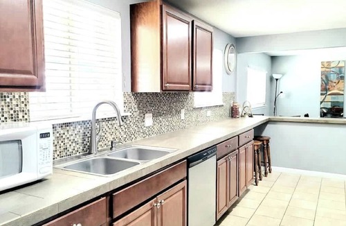 Dupont House | 6 bdrms-2 Kitchens-Patio & SUNROOM - Easy Access to Red Rocks and Downtown!