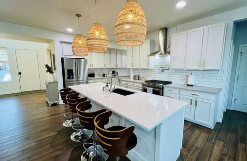 Arvada House | 6BR, 4 Bath Huge Kitchen Sleeps 12 Comfortably